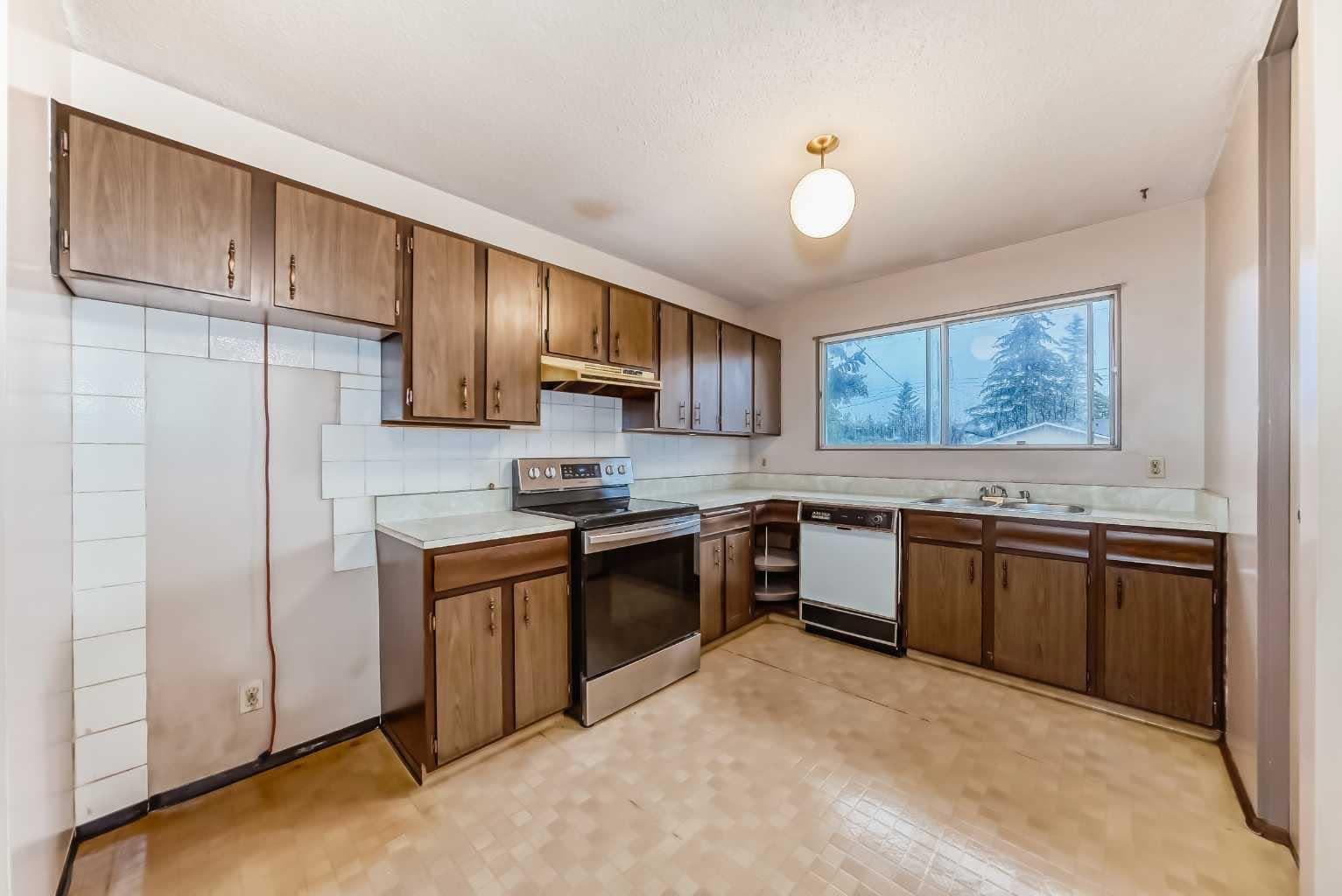 Before photo: Renovations project in Calgary by AM Builders
